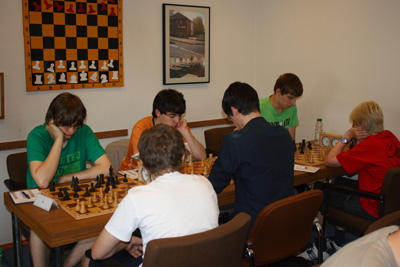 (hinten von links) Ole Celmer, Viktor Pererva, Alexander Luther